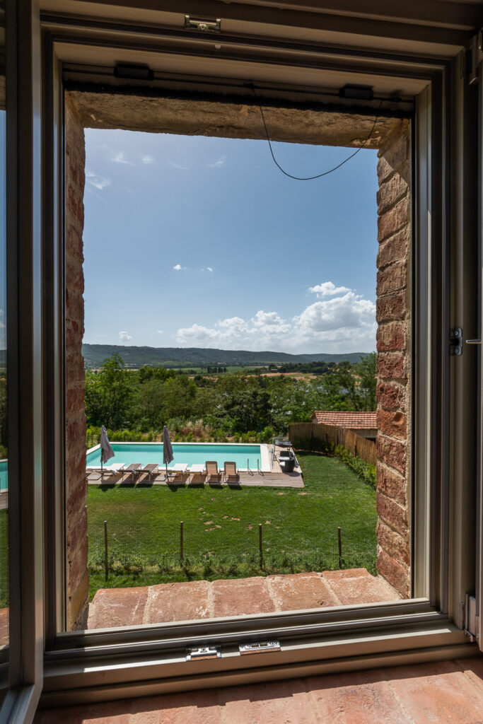 vista piscina dalla finestra