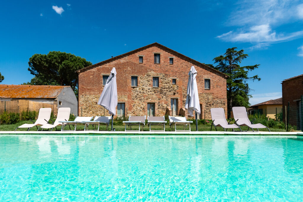 piscina esterna e casale sullo sfondo